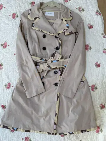 [새상품급] 아유 착용 니나뮤우 베이지 트렌치코트 클리닝 완료