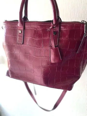 GUSCIO 핑크 크로커다일 패턴 핸드백