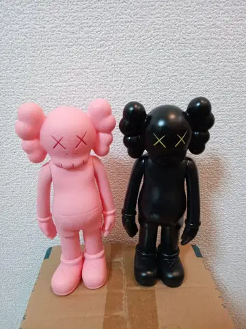 KAWS 핑크와 블랙 피규어 2개 세트 20cm