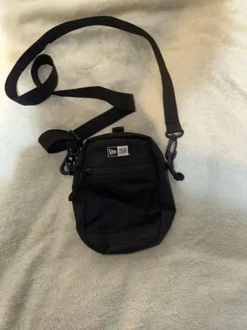 NEW ERA 블랙 나일론 숄더백