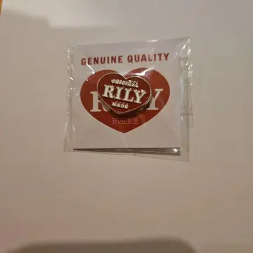 RILLY 하트형 메탈 핀 배지