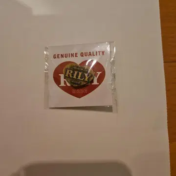 RILY 하트형 핀 배지