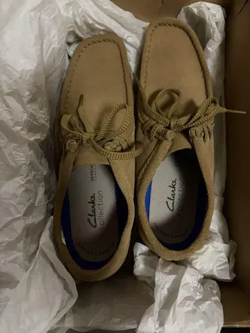Clarks 스웨이드 로퍼 베이지