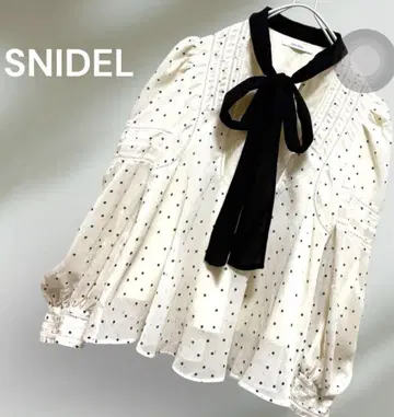 SNIDEL 도트 무늬 리본 포함 블라우스