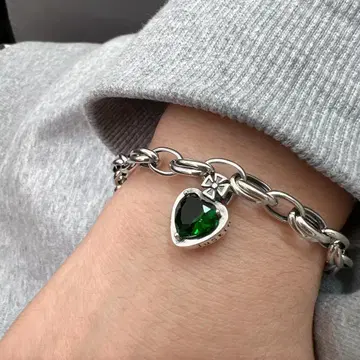 JUSTIN 그린 컬러 하트형 스톤 실버 팔찌