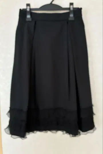 새상품 미사용 밑단의 오간자가 페미닌한 블랙 턱 스커트