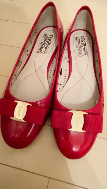 Ferragamo 빨간색 리본 포함 플랫슈즈