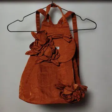 포테치노 오렌지 컬러 꽃 장식 백팩