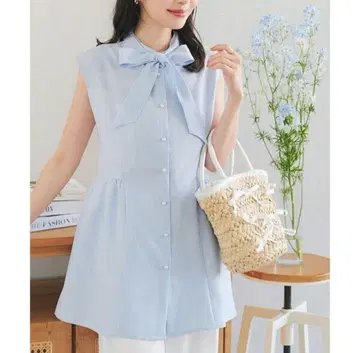 스카이블루 리본 포함 슬리브리스 셔츠