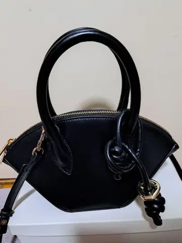 ZARA 블랙 레더풍 핸드백
