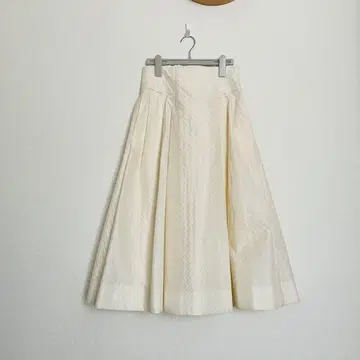 저스길리티 JUSGLIUY 퀼팅 플레어 스커트 아이보리