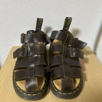 Dr. Martens 다크 브라운 샌들