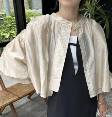 카프리슈 마쥬 시어 크롭 셔츠