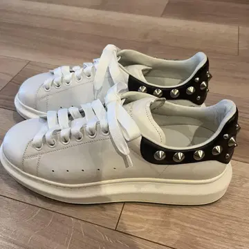 ALEXANDER McQUEEN 스터드 장식 화이트 가죽 스니커즈