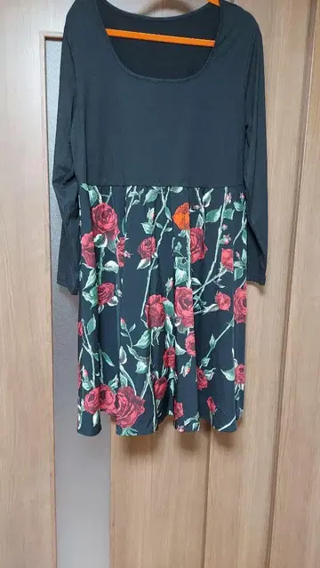 블랙과 빨간색 꽃무늬 긴팔 무릎 기장 원피스