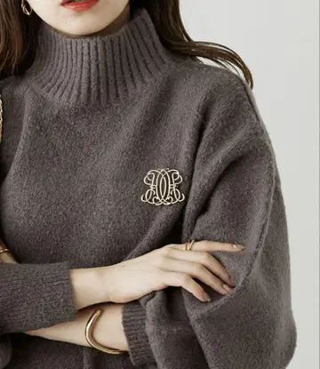 브로치 포함 볼륨 소매 하이넥 니트