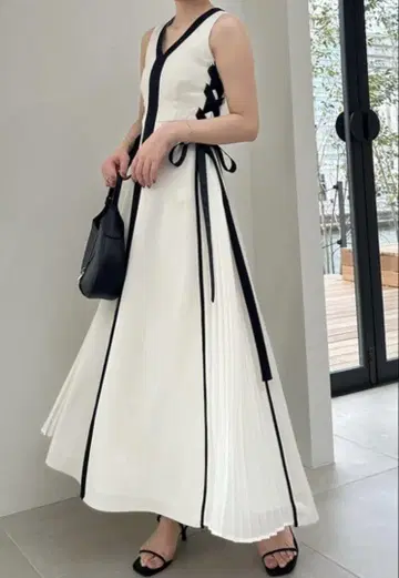사이드 플리츠 바이컬러 원피스 아이보리 00