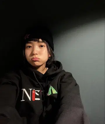 김테리 착용! NEWERA 블랙 후드 부착 후드티