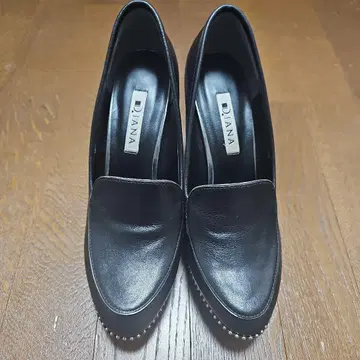 DIANA 통굽 펌프스