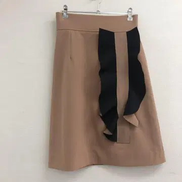 씨제이 베이지 계열 스커트 블랙 리본풍 프릴 고급스럽고 화려하게