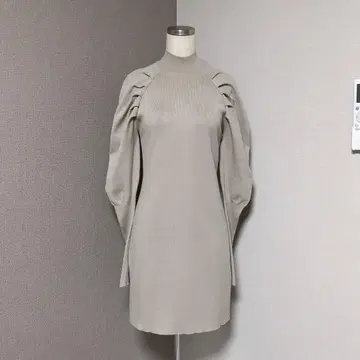 슬라이 턱 퍼프 슬리브 니트 원피스 베이지