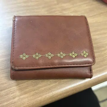 브라운 자수 3단 폴더형 지갑