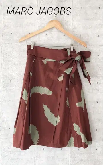 MARC JACOBS 마크제이콥스 깃털 패턴 무릎 기장 스커트 적갈색
