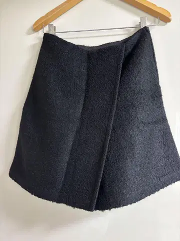 Lialax PG 블랙 랩형 숏팬츠