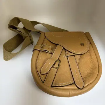 미사용 초미품 액세서와 베이지 가죽 숄더백 플랩 포함