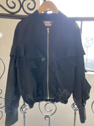 미사용 새상품 프릴 달린 자켓