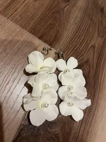 화이트 꽃잎 펄 귀걸이