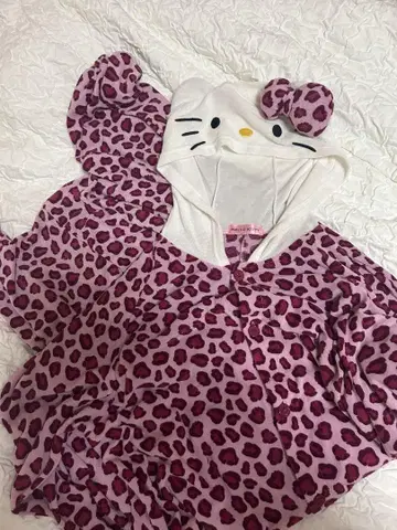 헬로키티 레오파드 무늬 룸웨어 인형옷 착용 사진 있음
