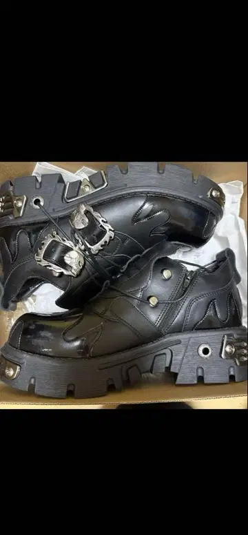 블랙 스컬 모티브 통굽 부츠 뉴락