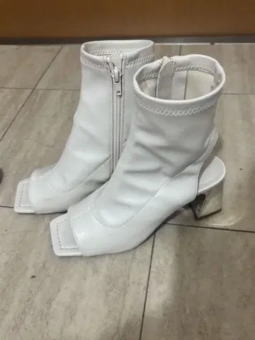 화이트 오픈토 부츠