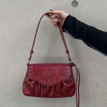 MOUSSY HEART GATHER STUDS 백