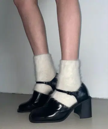 Didot.showroom 스퀘어 스트랩 힐 펌프스