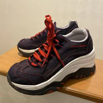 SKECHERS 데님 인디고/레드 하이라이즈 스니커즈