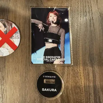 사쿠라 LE SSERAFIM 카페 아크릴 스탠드