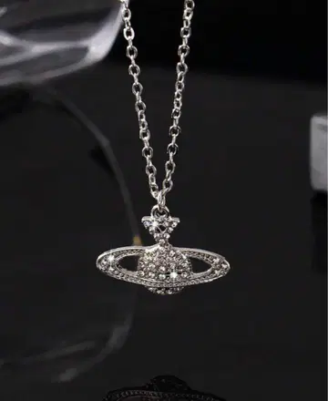 토성 모티브 목걸이 크리스탈 장식