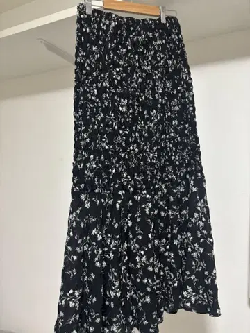 플라워 프린트 플레어 스커트 블랙