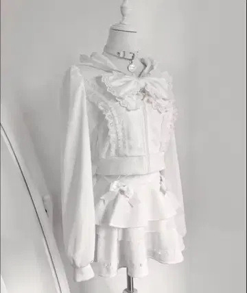 화이트 프릴 후드 부착 셋업