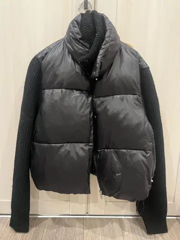 ZARA 블랙 다운 자켓 니트 소매 포함