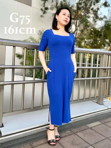 파란색 슬리브가 달린 원피스