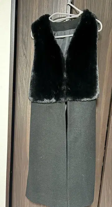 퍼가 달린 그레이 롱 베스트 M