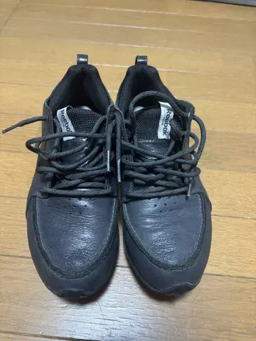 리복 블랙 스니커즈