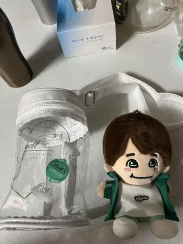 캐릭터 봉제 인형과 클리어 백