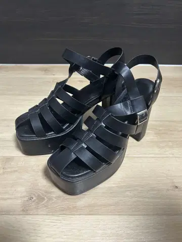 GYDA 구르카 챤키 스트랩 샌들