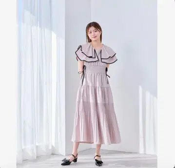 프릴 달린 옅은 핑크 맥시 원피스