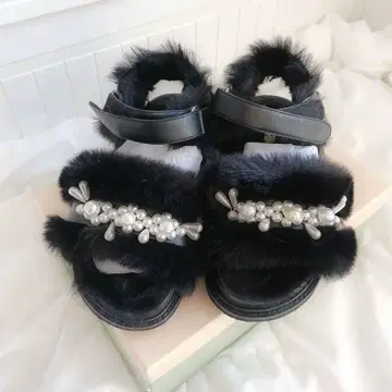 [새상품급] FURFUR 에코 퍼 펄 샌들 블랙 24cm