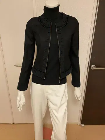 프릴 달린 노카라 자켓 블랙